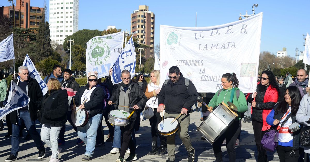 Los docentes marcharon en La Plata por el aumento de la violencia en ...