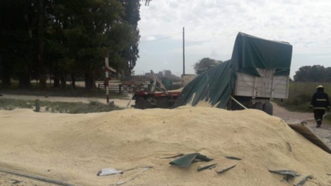 impactante accidente entre un tren de la linea roca y un camion que transportaba arena