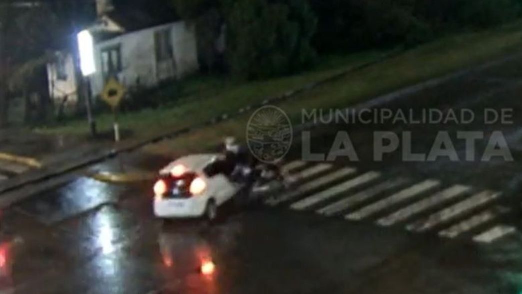 VIDEO: Iban en moto, cruzaron en rojo, chocaron con un auto y salieron volando