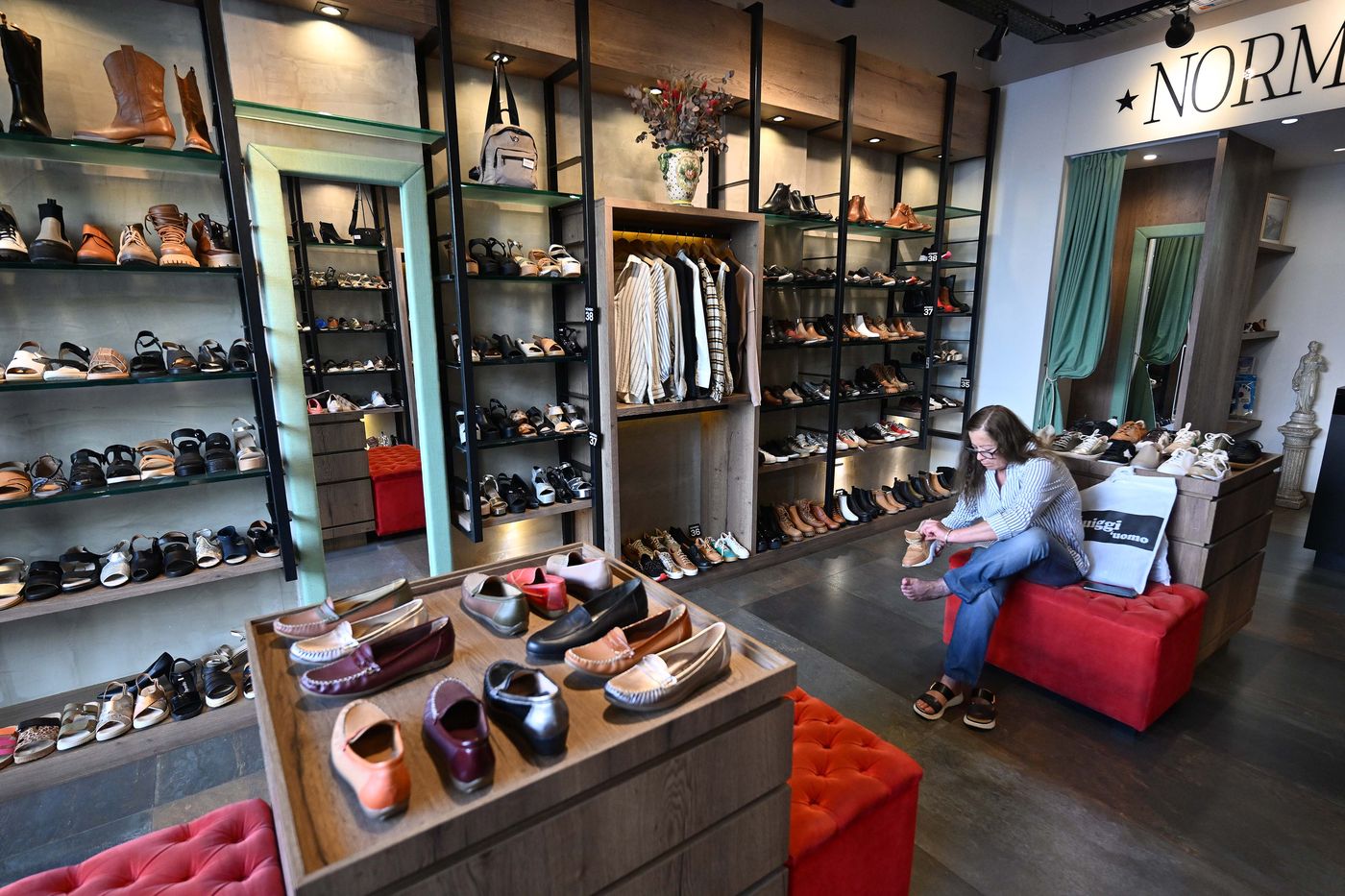 Tras más de 80 años, cierra una histórica zapatería de La Plata y liquida  todo su stock de productos