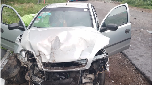 un camion volco tras protagonizar un grave accidente con un auto