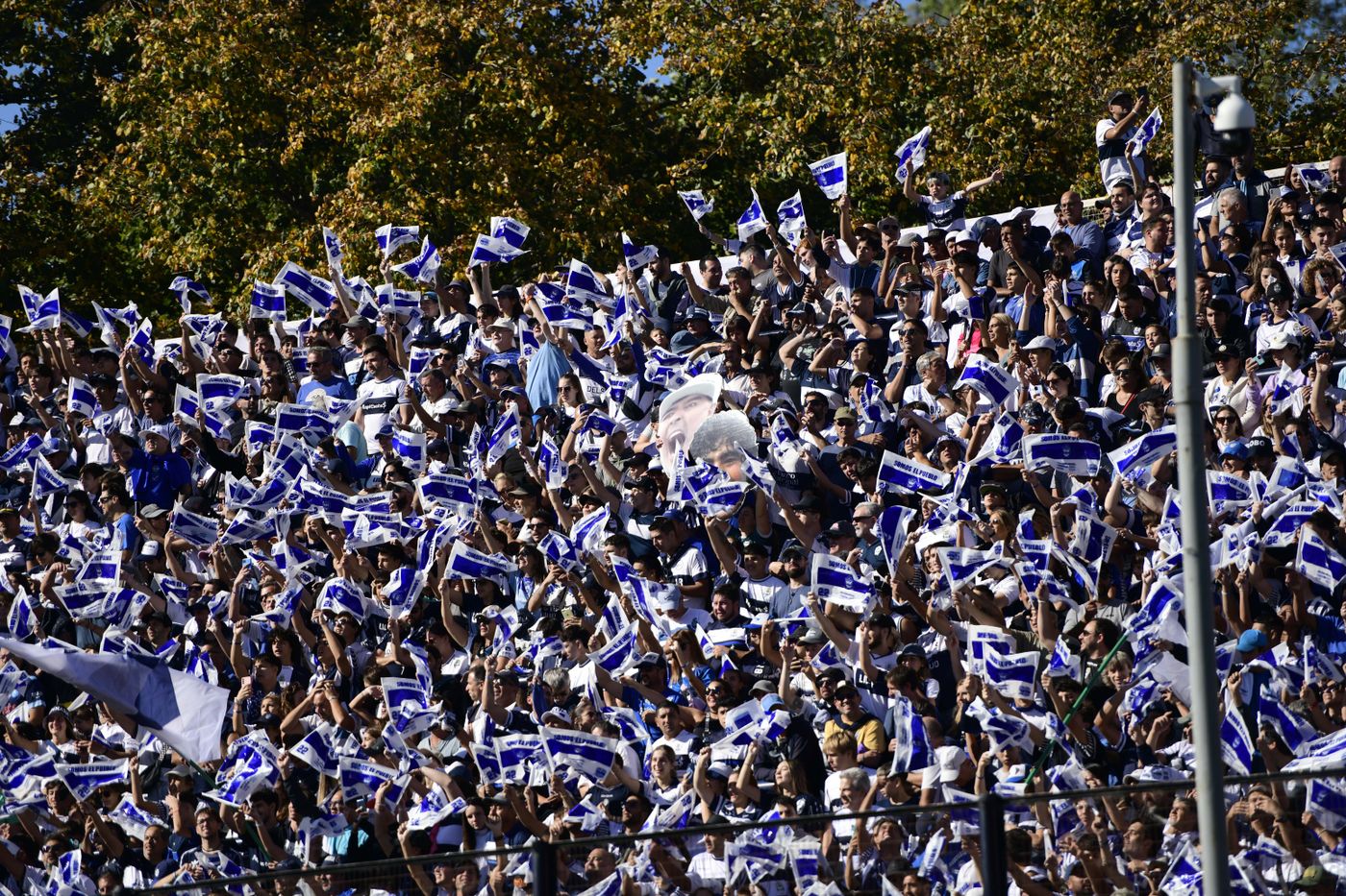 Gimnasia Estudiantes Clásico Platense Hinchada Bosque.jpg