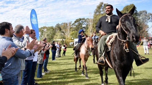 correas celebro su aniversario por primera vez y tiro la casa por la venta