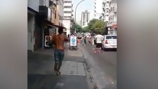 video: tension en pleno centro platense por una batalla campal entre trapitos