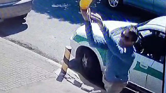 se conocio otro video del ataque de un taxista de la plata que causo causo destrozos en una casa