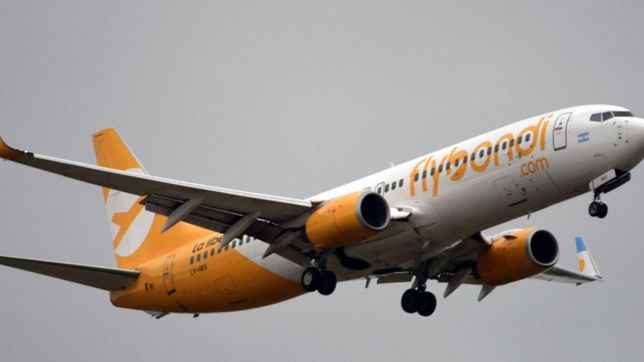 flybondi se sumo a la fiebre maradoniana con una llamativa promocion en sus vuelos