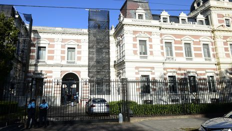 La Provincia convocó a los estatales bonaerenses para discutir en paritarias un nuevo aumento La Provincia convocó a los estatales bonaerenses para discutir en paritarias un nuevo aumento