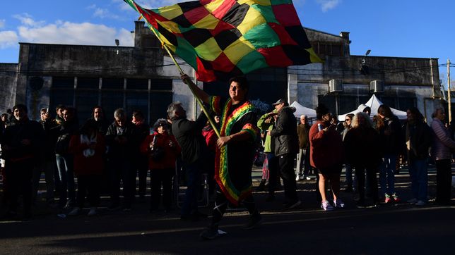 con su tipico desfile de comparsas, un taller abierto y una fiesta, el candombe del 25 celebra sus 20 anos
