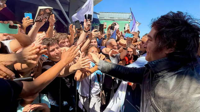 javier milei tuvo que suspender una caminata en medio de empujones, golpes y huevazos