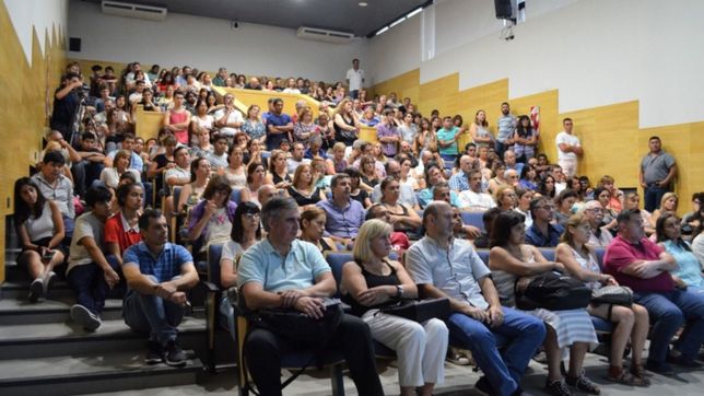 papas y mamas de ingresantes de ingenieria fueron estudiantes por un dia en la unlp