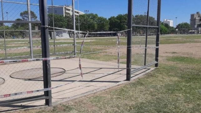 un nene de dos anos murio aplastado por un enrejado en un polideportivo