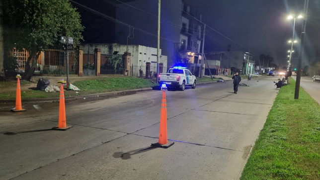 accidente fatal en la plata: un auto atropello a un cicilista y lo mato