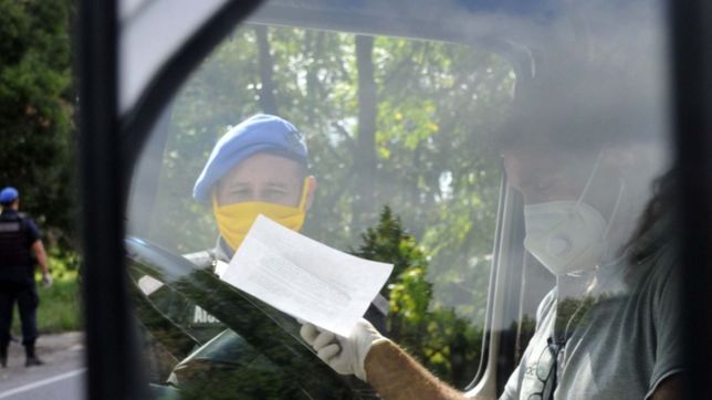 se suman casi 100 policias para controlar la cuarentena en pleno centro de la plata