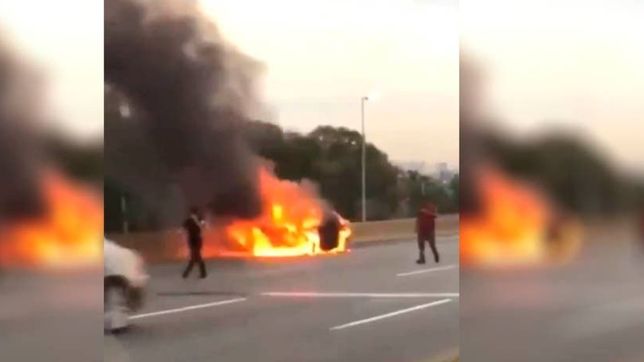video: se incendio un auto en la autopista la plata-buenos aires y hay demoras
