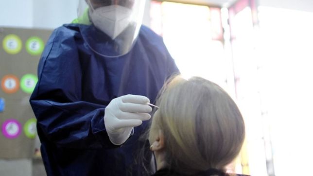 ¿a cuantas personas puede contagiar una persona infectada con la variante omicron?