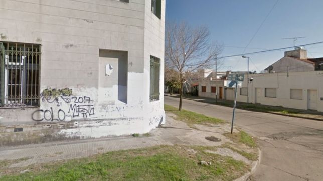 asaltaron a una policia platense y le robaron hasta el arma y el uniforme