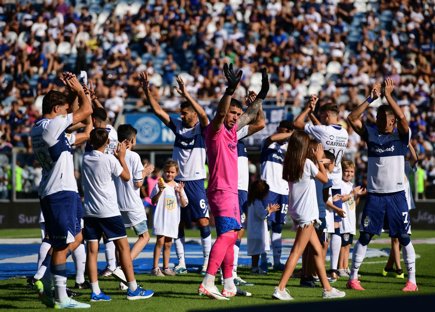 Gimnasia Sarmiento plantel saludo.jpg
