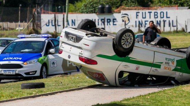 tremendo accidente en la rambla de 17 y 72: un taxi volco con dos pasajeras dentro