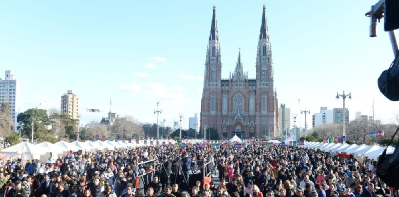 Comunidad peruana Plaza Moreno