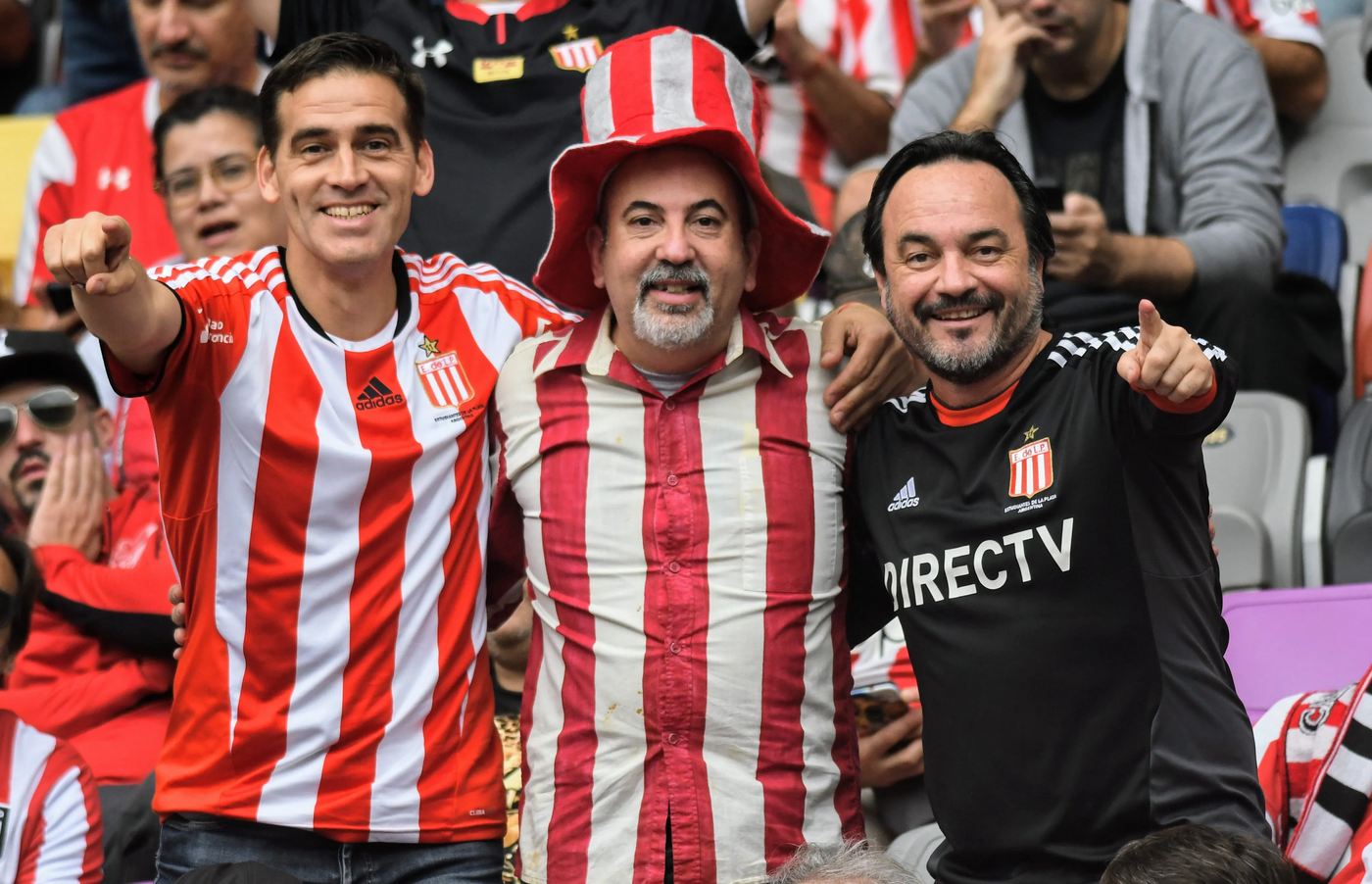 Sebastián Domenech, hincha de Estudiantes y reconocido periodista, entre el público pincha en la final de la Copa de la Liga. Sebastián Domenech, hincha de Estudiantes y reconocido periodista, entre el público pincha en la final de la Copa de la Liga.
