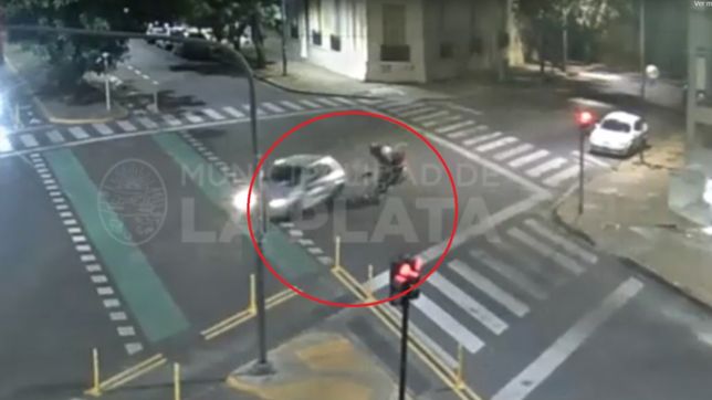 iba en moto, cruzo un semaforo en rojo, choco contra un auto y salio volando