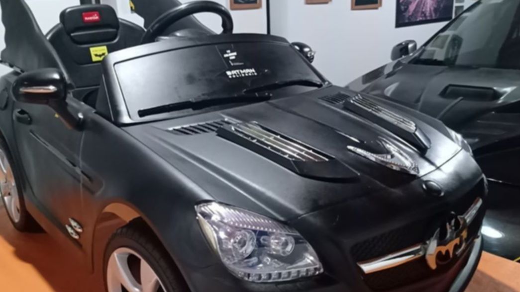 El Batman platense acondicionó un mini batimóvil y lo subastará para el Día del Niño