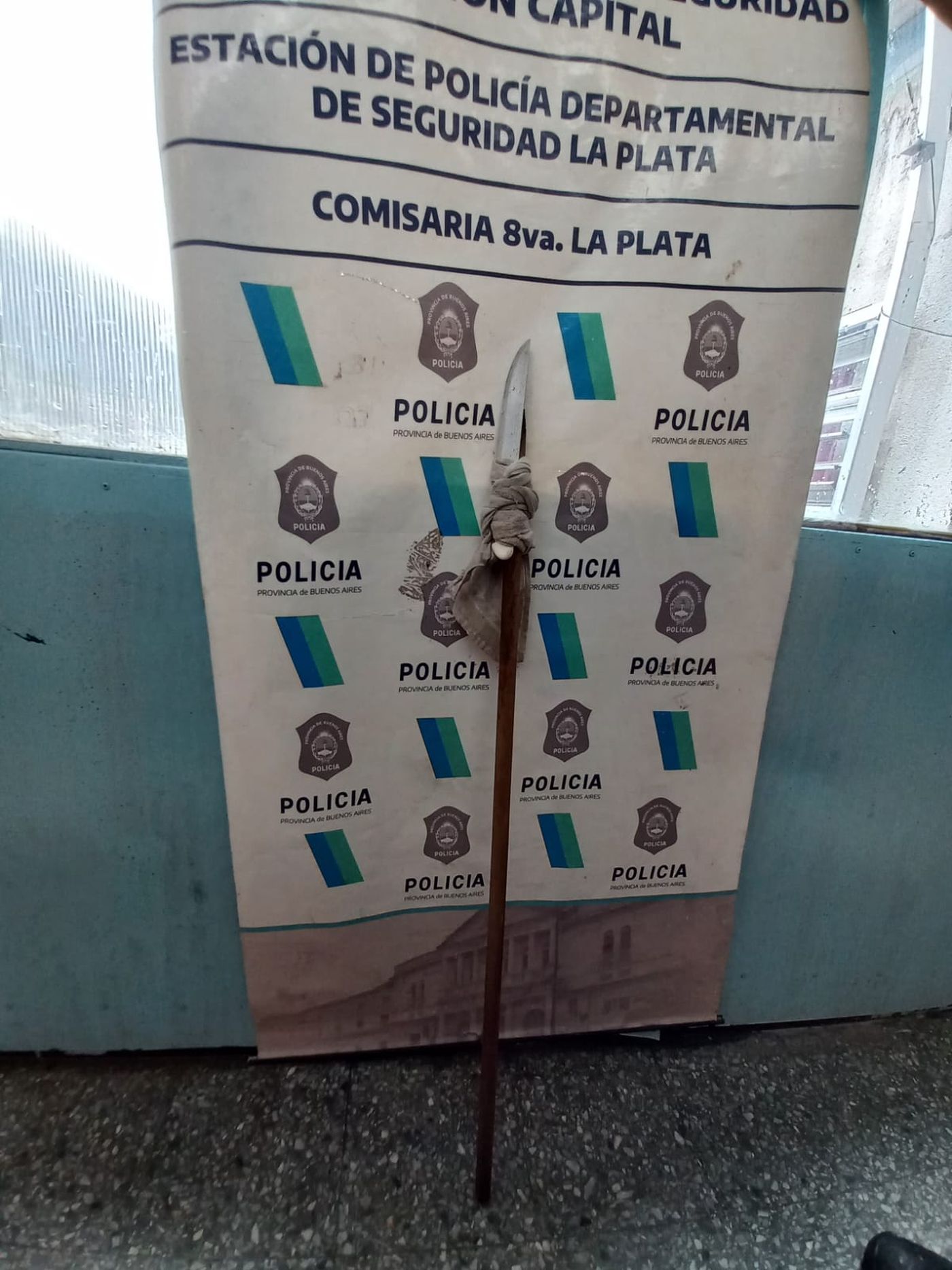 La lanza con la que el agresor lastimó a su madre fue incautada por los efectivos de la comisaría Octava de La Plata al momento de la detención del imputado.