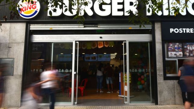 fue a burger king y su hija perdio una muneca: es el unico recuerdo que tiene de su papa