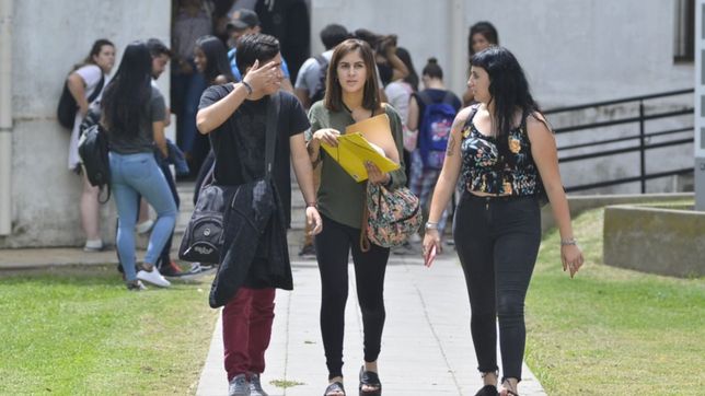 escandalo en medicina: un profesor cerro con llave un aula para que no entraran mas alumnos