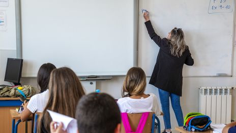 Los docentes bonaerenses piden que se adelante el cobro del sueldo de marzo y presionan a la Provincia Los docentes bonaerenses piden que se adelante el cobro del sueldo de marzo y presionan a la Provincia