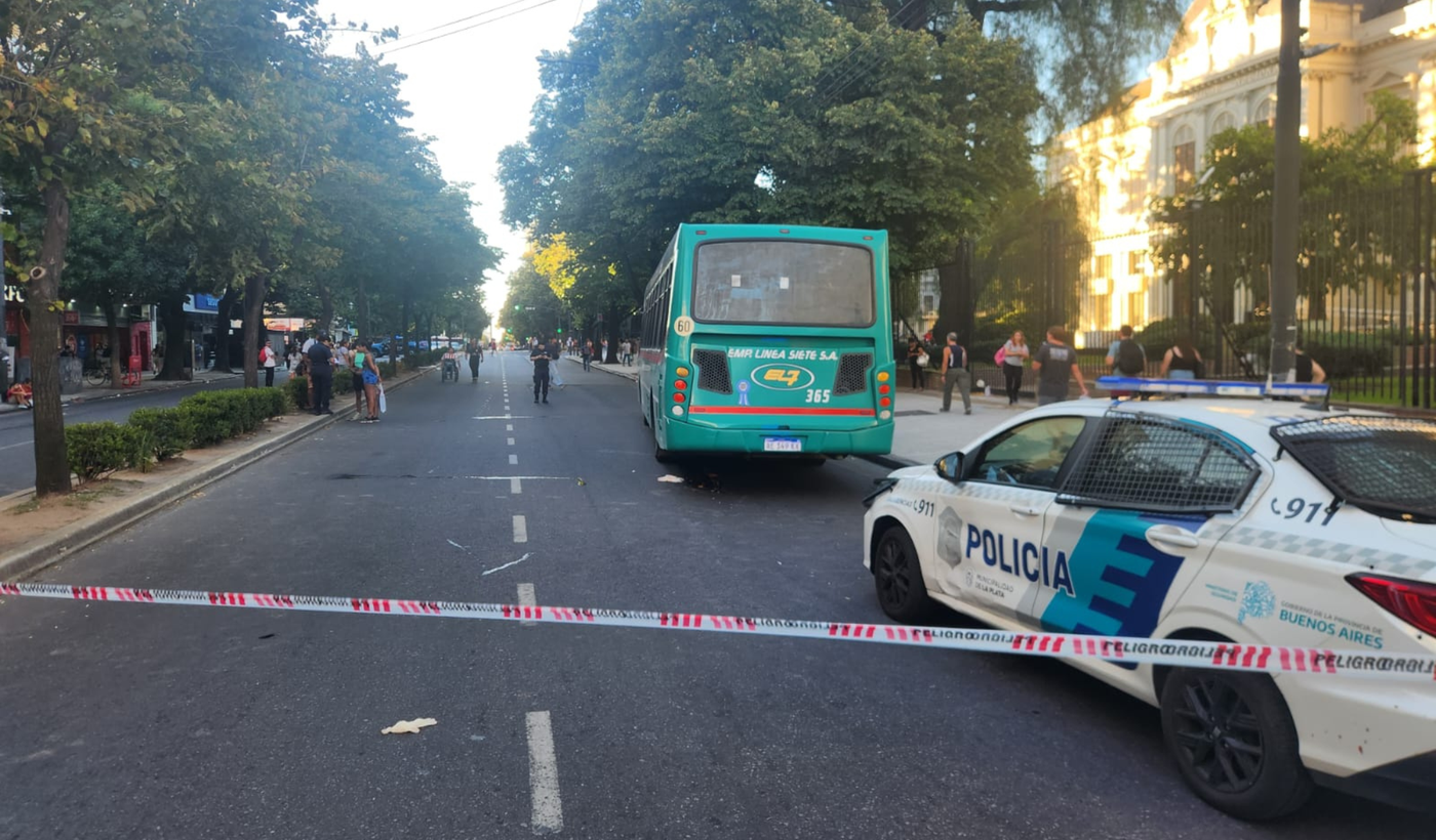 Accidente 7 y 48 atropello micro