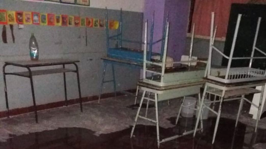 Hace un mes están sin clases en una escuela de Los Hornos porque se cae a pedazos