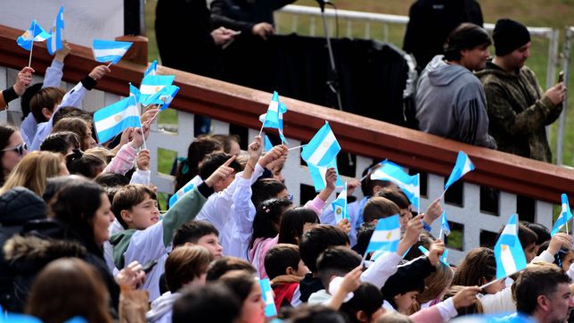 mas de 800 chicos de escuelas de la region hicieron su promesa a la bandera
