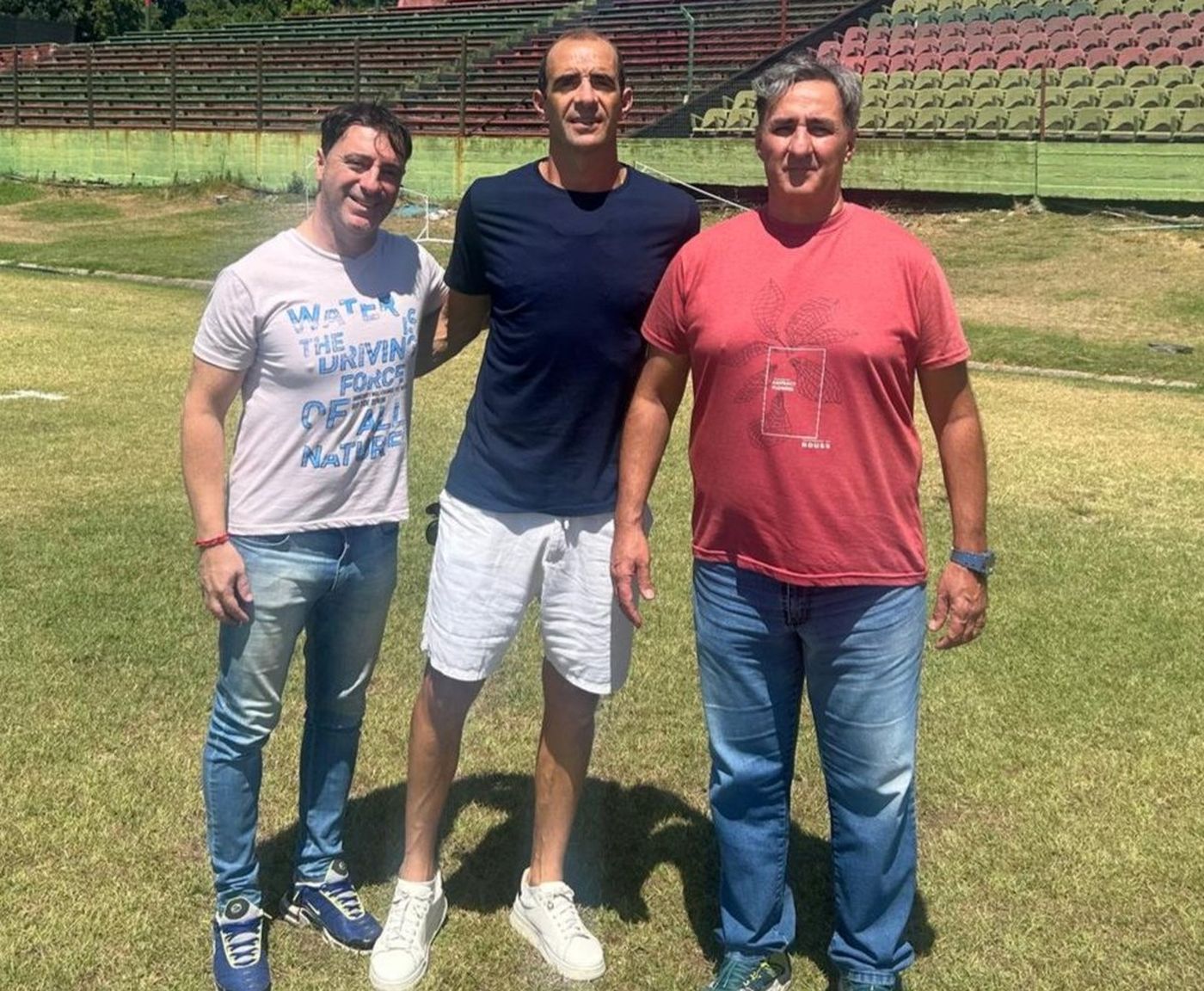 Leandro Somoza (centro) junto a su cuerpo técnico.