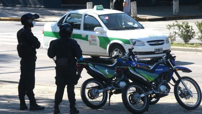 tres aprehendidos y tres notificados, el saldo del primer dia de cuarentena en la plata