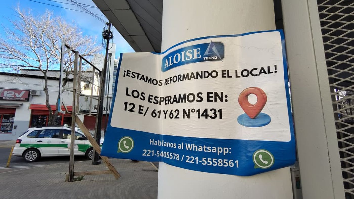 El cartel en la vieja estación de servicio manda al local de 12 entre 61 y 62, que también está clausurado