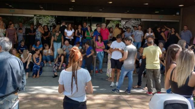 por un reclamo de los trabajadores se complica la atencion en el registro de la propiedad