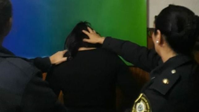 entro a la casa de su ex novia, la obligo a volver con el, la ato a la cama y la golpeo