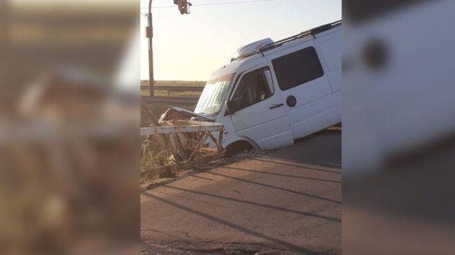 perdio el control de la combi, choco contra el guard rail y casi se cae del puente