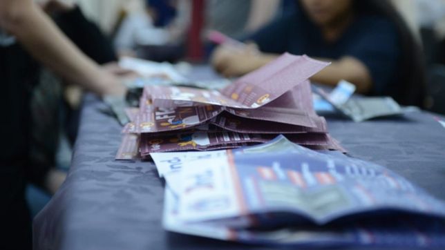 por un sorteo y con un bolillero, definen un inusual empate en las elecciones de la unlp