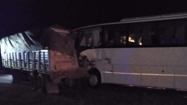 otra tragedia en la ruta: un micro choco con un camion y murio una persona