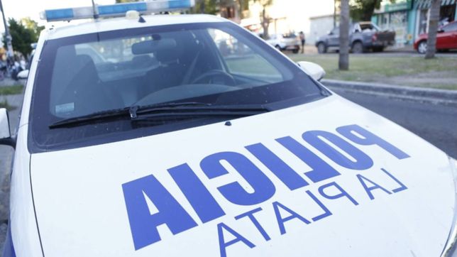 un policia de la plata se llevo por la fuerza a su ex de un bar y la golpeo salvajemente