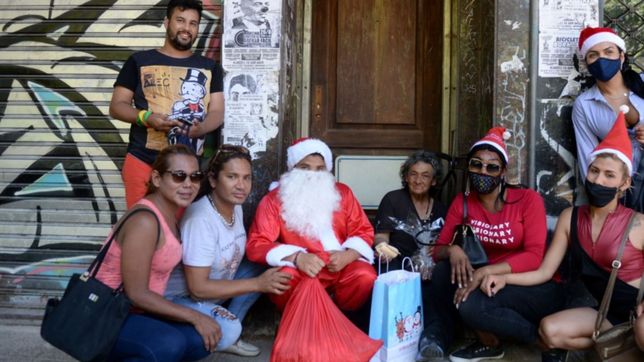 un grupo de chicas trans repartio juguetes, dulces y canastas navidenas en la plata