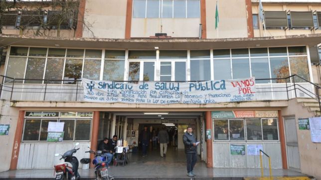 accidente fatal en la plata: un motocilista de 25 anos murio tras ser embestido por un auto