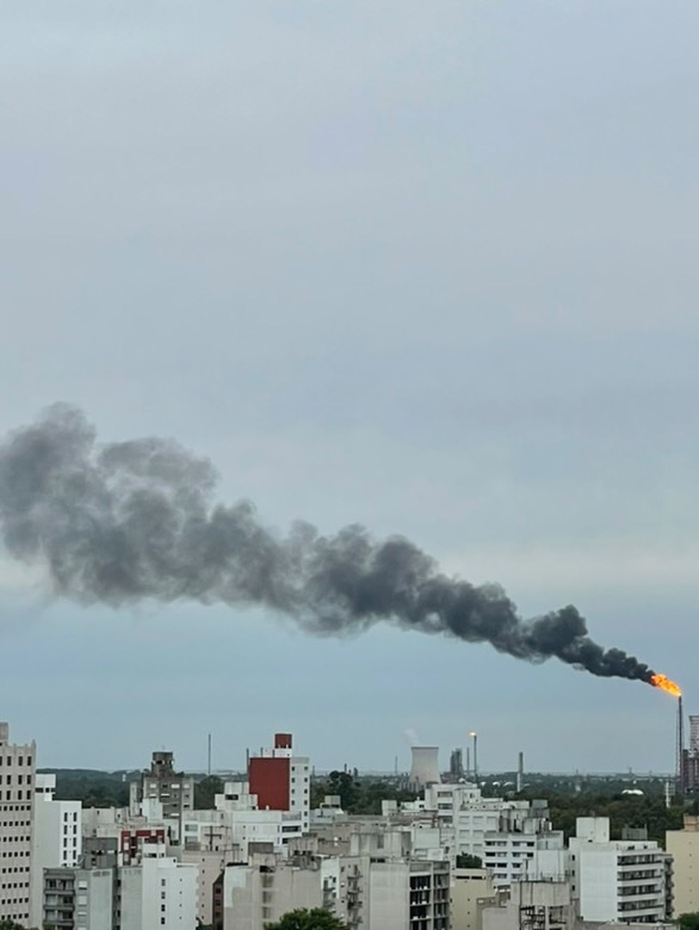 Una vecina de La Plata captó la gran columna de humo proveniente de la refinería de YPF Una vecina de La Plata captó la gran columna de humo proveniente de la refinería de YPF