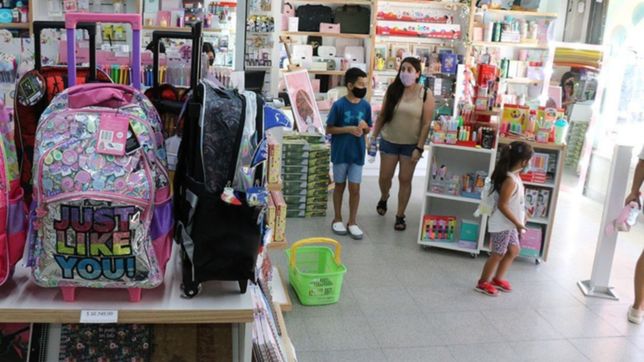 mochilas, zapatos y utiles: ¿que se puede comprar con las ofertas del banco provincia?