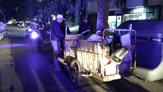 detuvieron a tres personas que robaban los cables de la luz en la calle
