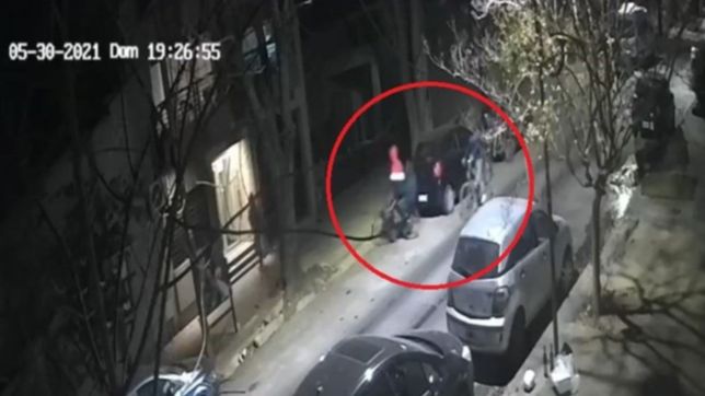 video: sorprendieron a una joven en la calle y la persiguieron en bicicleta para robarle
