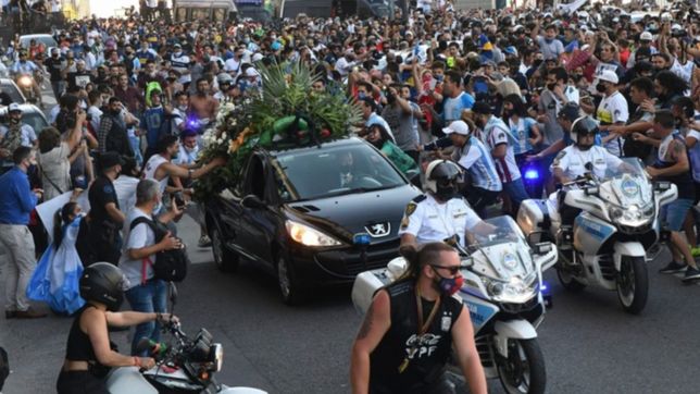 ovacion, lagrimas y amor puro: una multitud acompano a maradona en el cortejo funebre