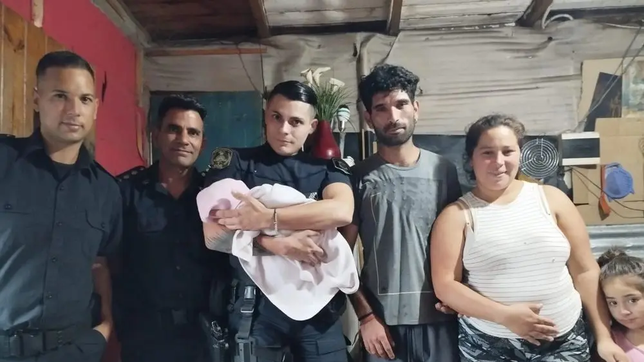 policias de la plata ayudaron a dar a luz a una mujer que se quedo varada camino al hospital